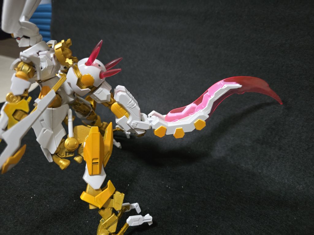 三日月兎（テールブースター）も展開、機動性が落ちますが巨大なビーム状の刃が形成され、余剰エネルギーが漏れ出します。