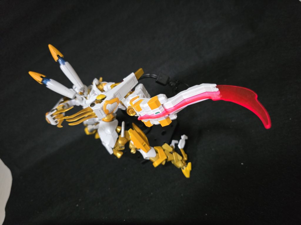 展開後の三日月兎はビーム刃と質量で何でもぶった切ります。ムーンサルトで敵を両断する感じにしたかったのですが、私の撮影技術が足りず…