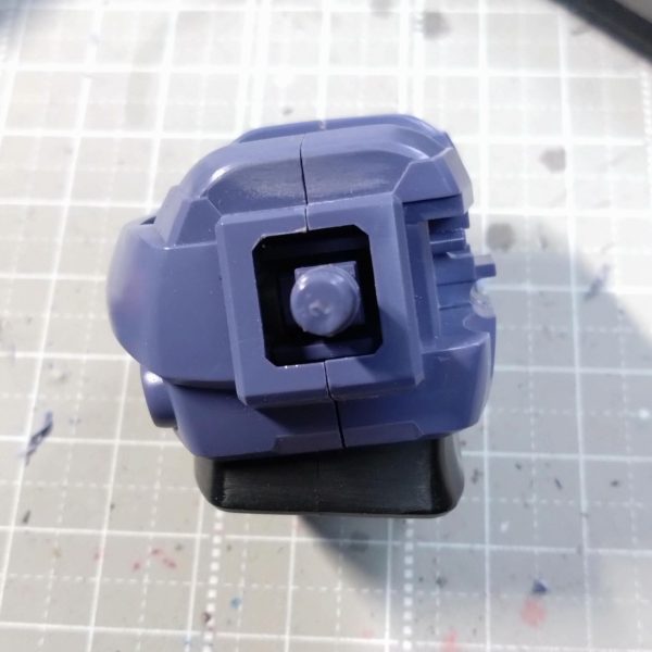 今日は天気も良くないのでドムを。最近全然プラモデルやってなかったのでモチベーションアップの意味でも少し投稿します。頭部は裏側削って少し下向きにできるようにしました。上半身も内部少し削って前傾に(両方ともほんの少しですが)ビームバズーカは後部の長さを少しだけ短くしました。完成度が高くハズレなしと言われるドムなので変更はこの位で良さそうですね。 （2枚目）