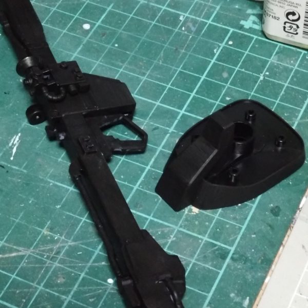 モノアイ塗装してみました。シルバーを下地に蛍光ピンクで塗り乾燥後に水性ホワイトでちょっと変化をつけてみました。本来なら中心部からホワイトで発光表現なのですが実験的に。組んでみて変なら修正です。後はつや消しブラック塗装して内側部分はアクリジョンベースレッドで塗装しました。まぁ筆塗りの下地と考えてるのでムラもあります。  （2枚目）