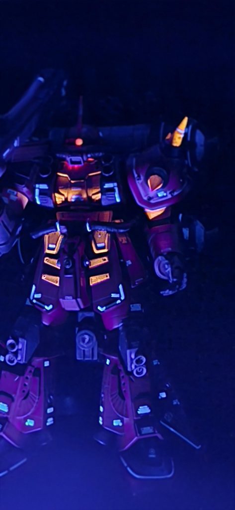 モノアイはプラ棒に穴を開けて頭の中にLEDを入れて胸にマグネットスイッチを閉じ込めました