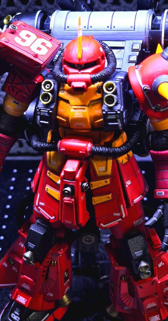 MGのサイコザクのフォルムが好みなので胸板厚くしています、その他にもスジボリ、プラ板ディテールアップ、モノアイにはマイクロLED仕込んでます