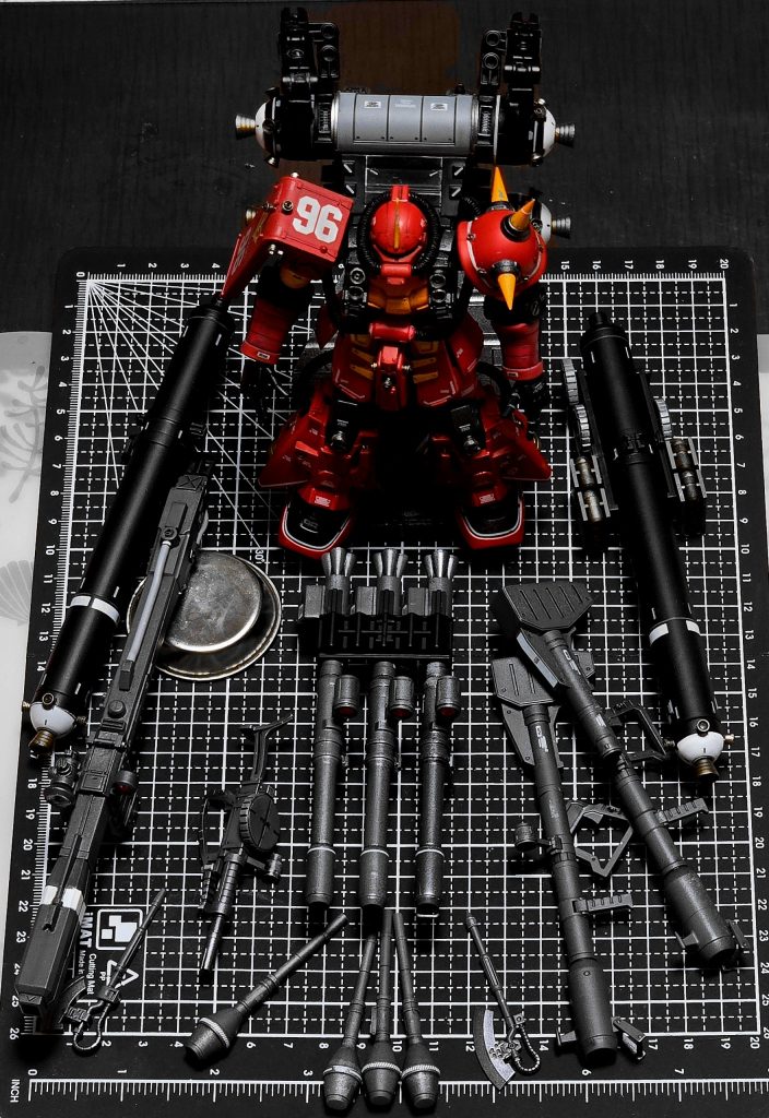 様々な武装を装置するとHGでも、かなり場所をとります(;゚ロ゚)