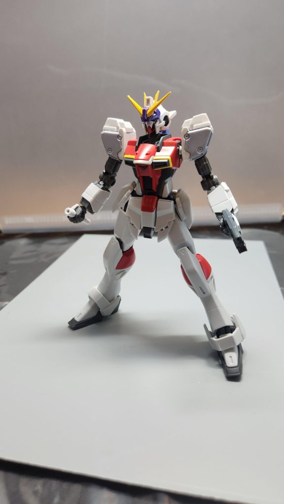 インファイトモードイリスガンダムのモードの一つ。背面武装を取っ払うことで発動する近接戦特化の状態だが、各武装のエネルギー消費率が高く、長時間継続は出来ない。武装1ビームニードルピストル小型のビームピストルだが、モビルスーツの装甲を貫くほど高密度に圧縮されたビームを放ち、装甲を砕く。連続して使い続けると砲身が焼ききれるので交換が必要。後述のビームサーベルとの併用は不可