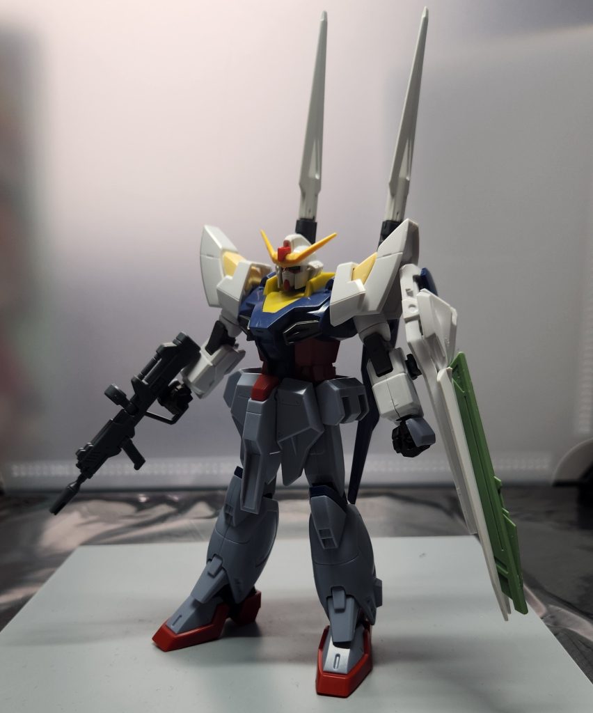 武装はビームライフル、ビームサーベル、シールドバスターライフル、ドラグーン、イーゲルシュテインである。