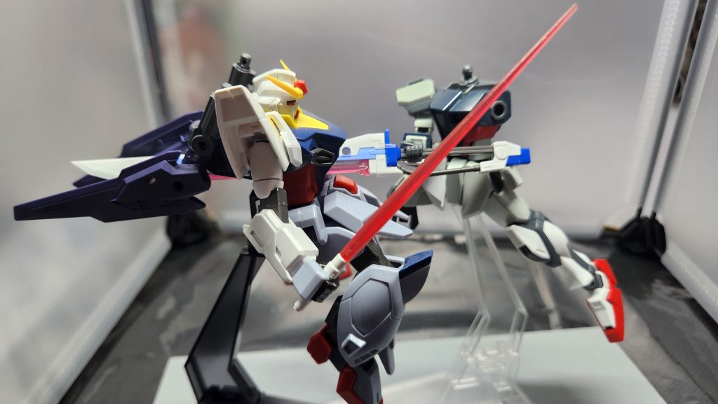 ライバル機として作りましたが、実は家にあるジャンクだけで作りました。バックパックと頭部をミキシングに使って残ったプロヴィデンス、Pストのボディ、リボーンズガンダム、あり余っていたGNソード2で製作しました。ちなみに頭は旧hgストライクのものですけど、EGストライクのと全然違いますね。