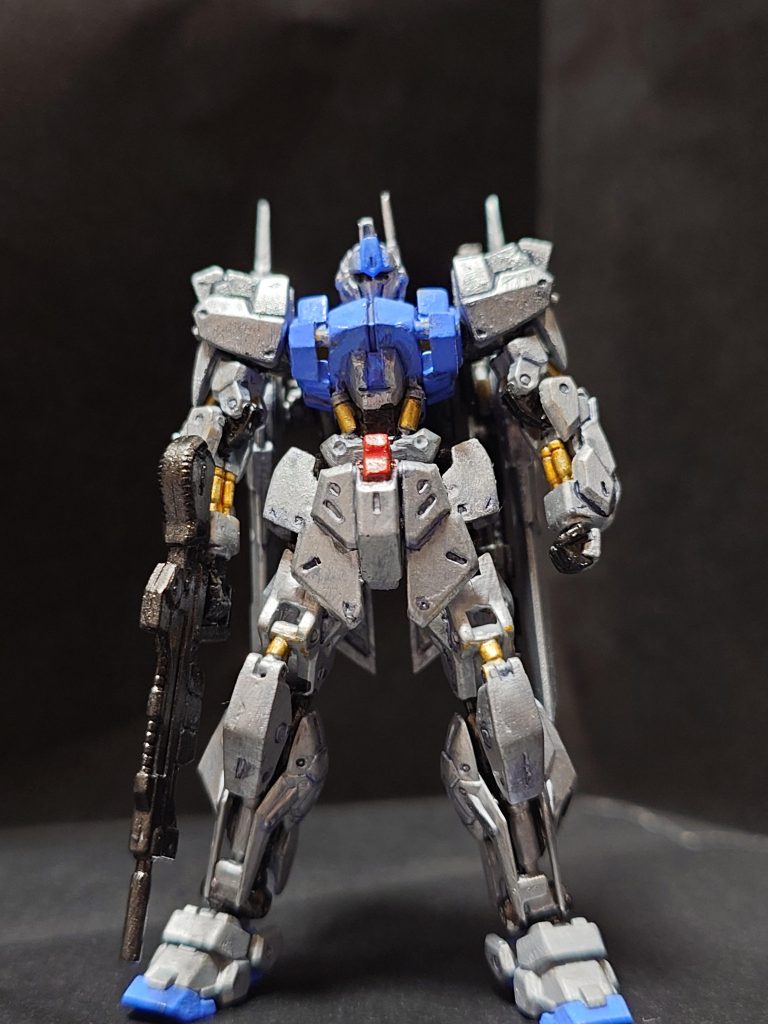 機体カラーは銀、胸脚はエアリアルブルー、フレームは黒鉄、パイプ系は金色