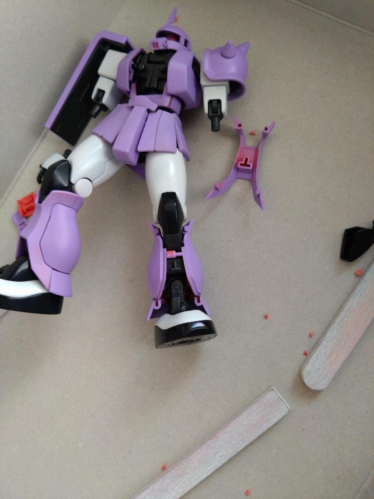 ただ、シャアザクを塗り替えただけです 。