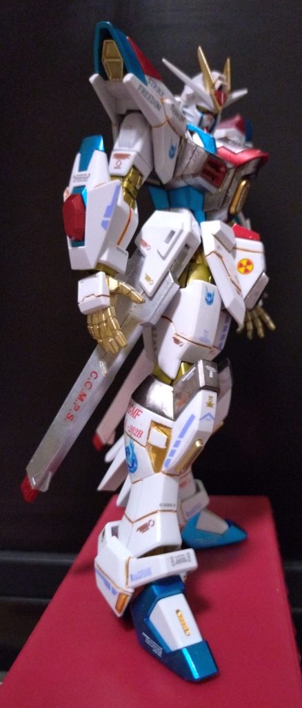 更に初のゴールドでの墨入れガンダムマーカーイエローゴールドで墨入れしてハミ出た箇所はデザインナイフやヤスリで削り取りましたガンダムマーカーでの塗装がメインなので塗装箇所には当然出来ませんが未塗装箇所にはいい感じで出来たと思います(そこに注力したおかげで、表面処理が雑になってしまいましたが💦)