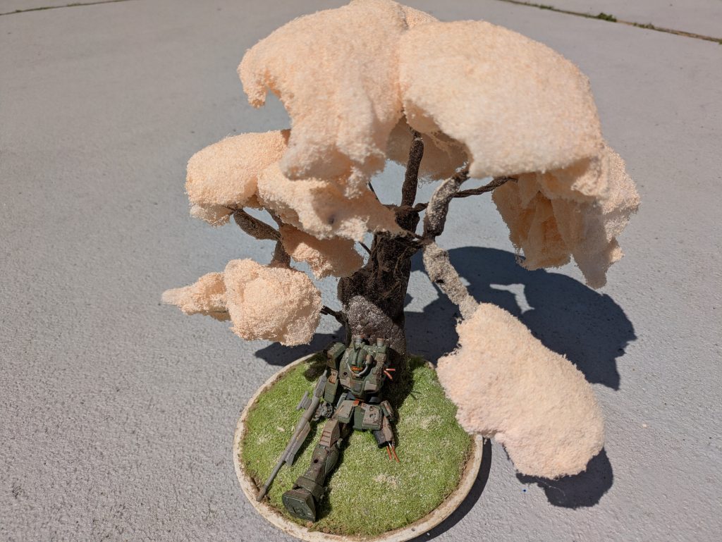 桜の木は100均で買った物にピンク色のパウダーを振りかけました。木：紙粘土枝：ワイヤー、紙粘土桜：換気扇フィルター、ピンクパウダー土台：花用の土、芝生パウダー