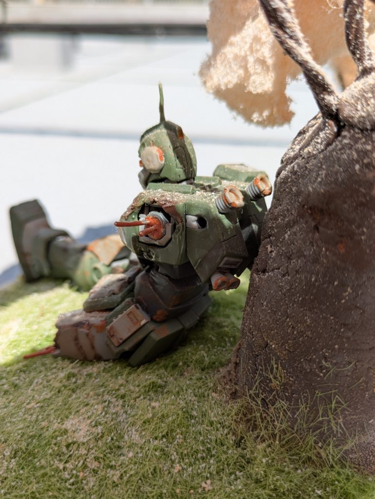 本来はミサイルランチャー装備だったのですが、あえて取り外しました。肩と足にはアルミワイヤーを使って千切れた感じにしました。