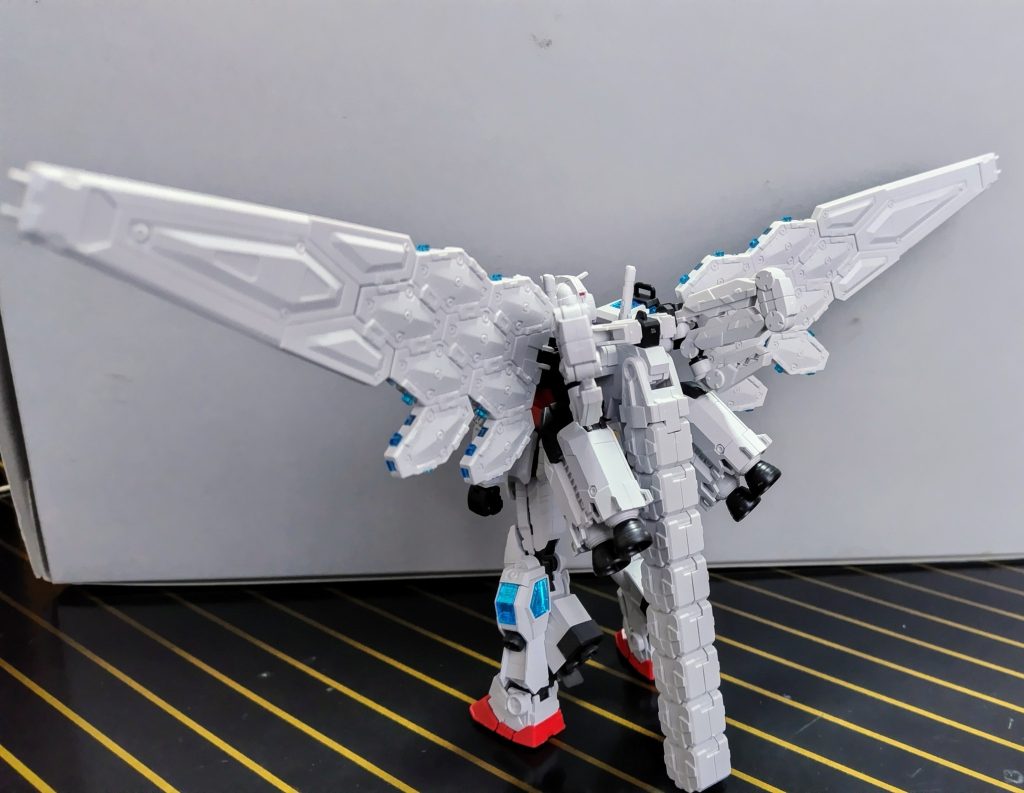 正直、後ろのバッテリーみたいなコンテナがないと立ちません