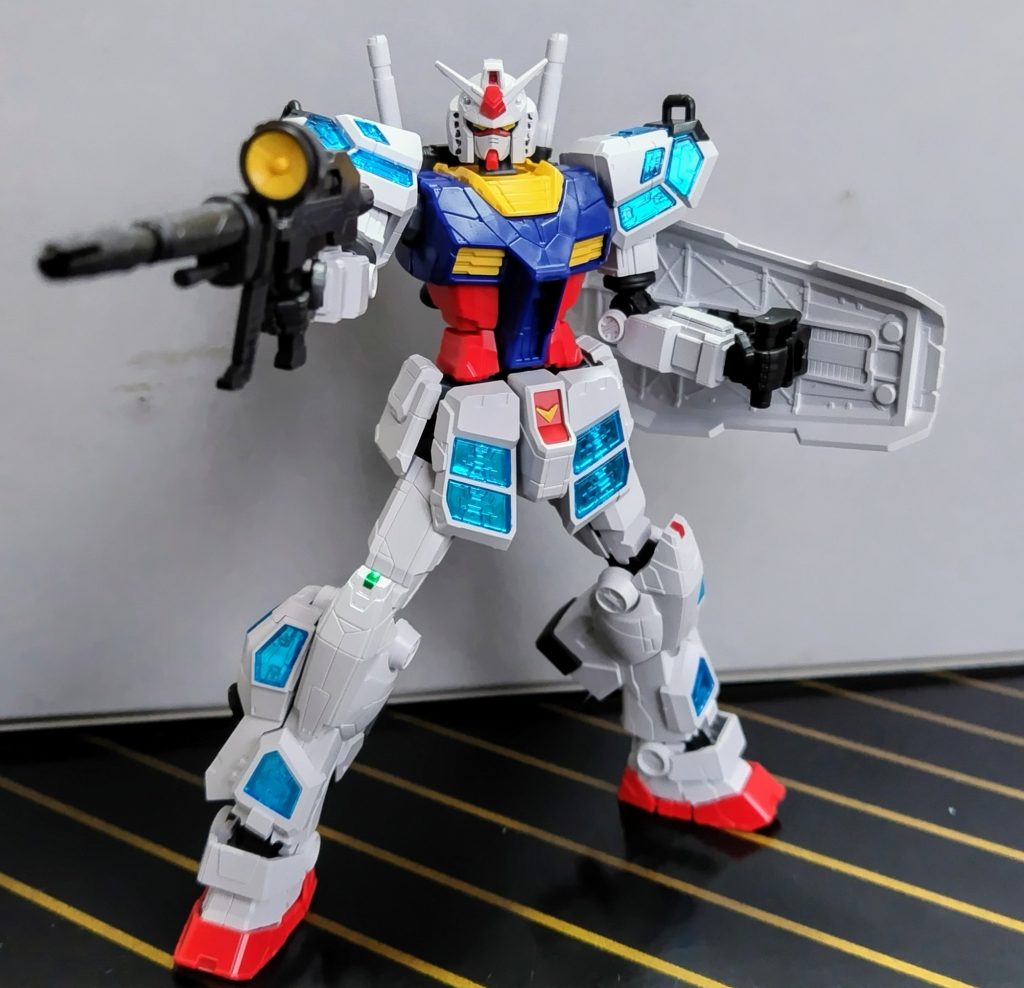 ビームライフルやシールドは付いていますが、サーベルは刃の部分がないので他キットからブンドドして下さい