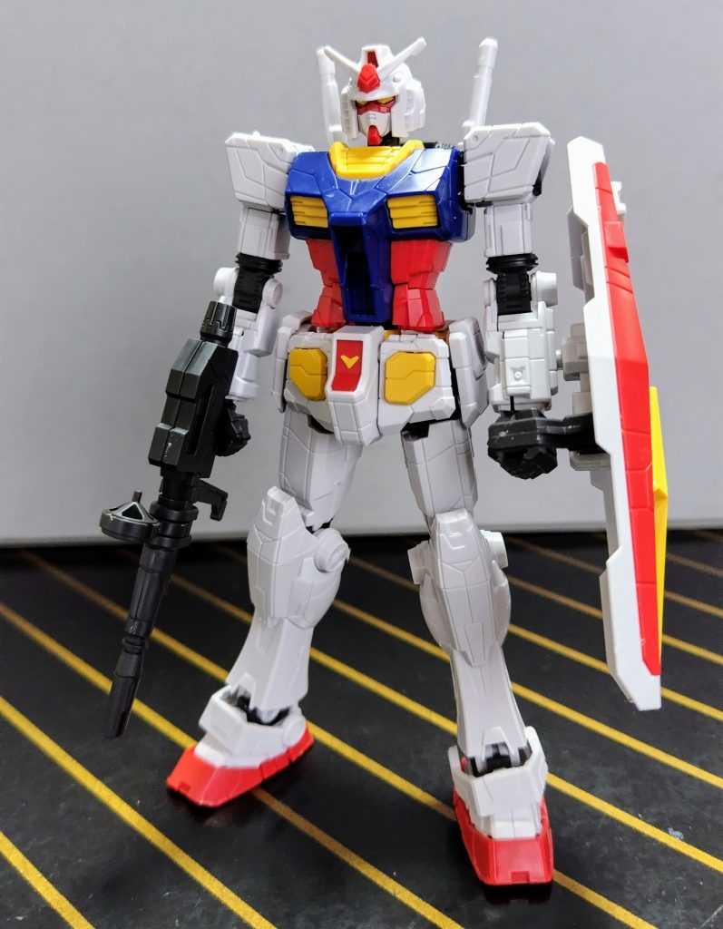 武器はビームライフルとシールドが付属します。ビームサーベルは他キットから刃を借りないといけません