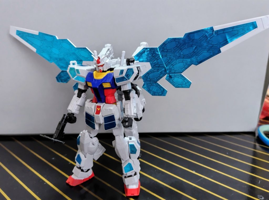 尚、別売りのグラスフェザー装備を取り付けたものはこちらになります。サブアームらしきモノは一体成型となっており、動きません。また、羽根のシールは1枚構成なので空気が入りやすいです(´・ω・`)