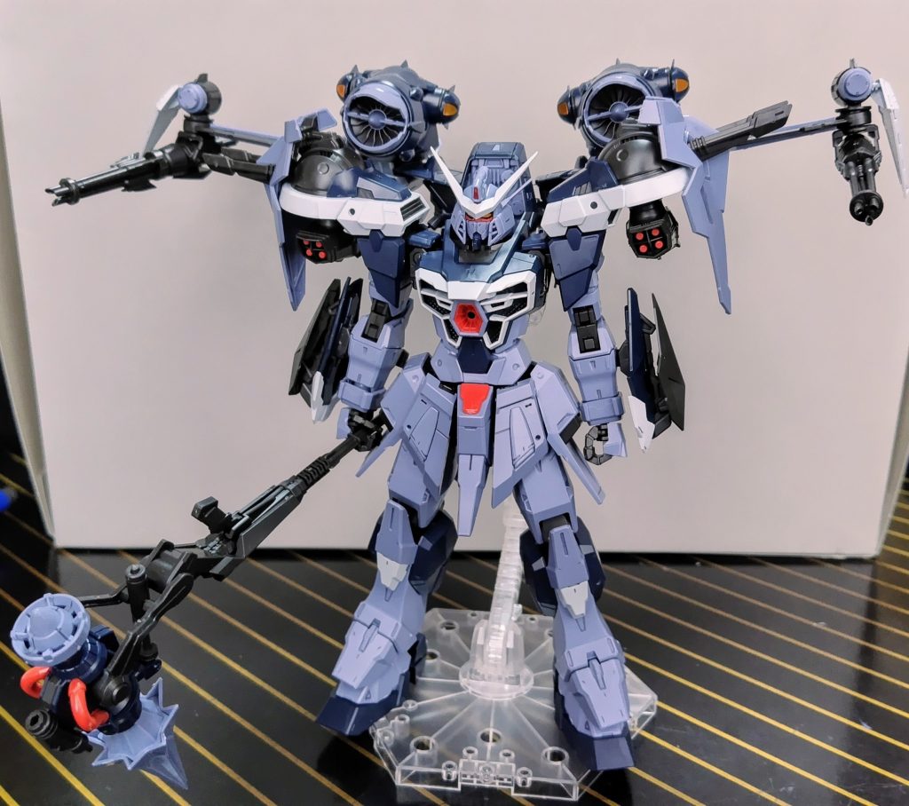 えぇ～、写真を撮ろうとしたら仰け反るので台座必須です。あと武器のポロりも多々あります💦💦💦