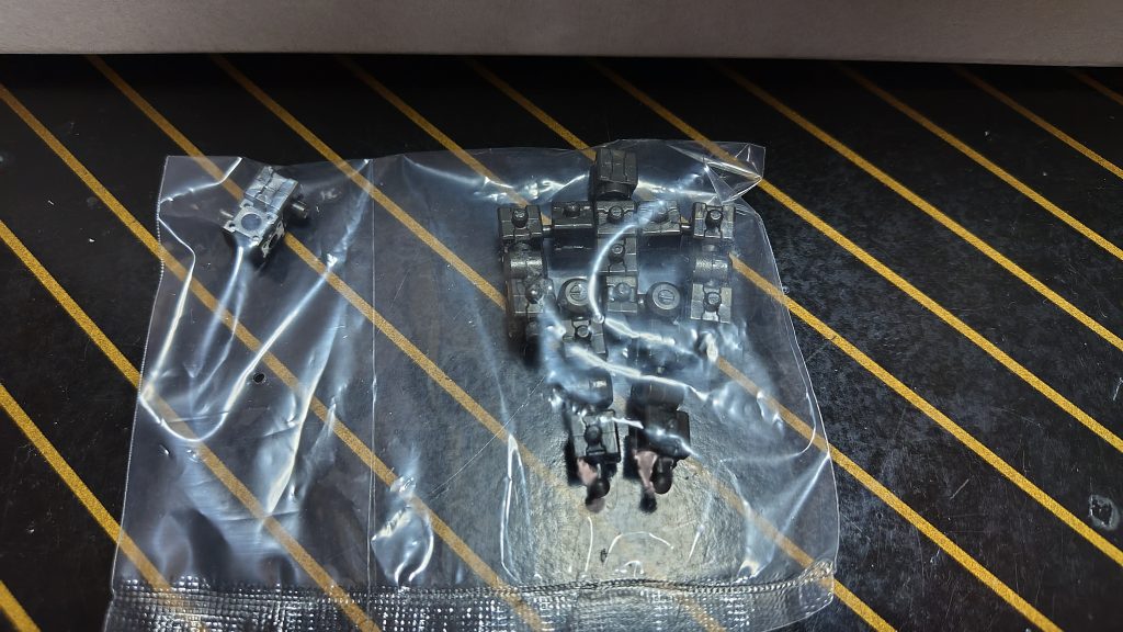 先ずは基礎のフレームから。これに外装を取り付けて行きます