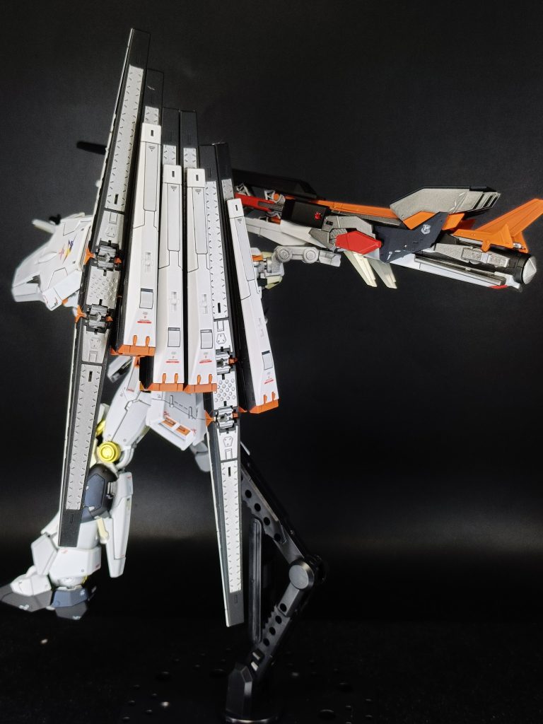 カラーは、元のνガンダムに近い色を採用しました。ブラックとプリズムブルーブラックの2色を使っています。