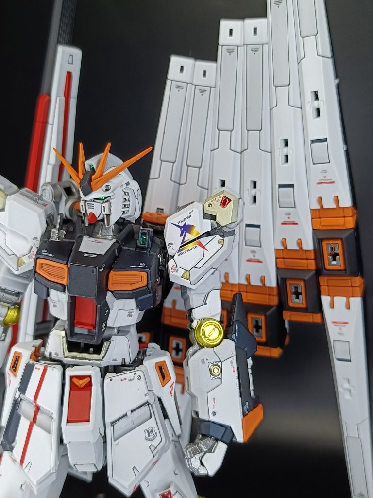 ツインアイとセンサーには、変更オーロラシールを使用し、LED発光しない場合も室内の光を反射します。