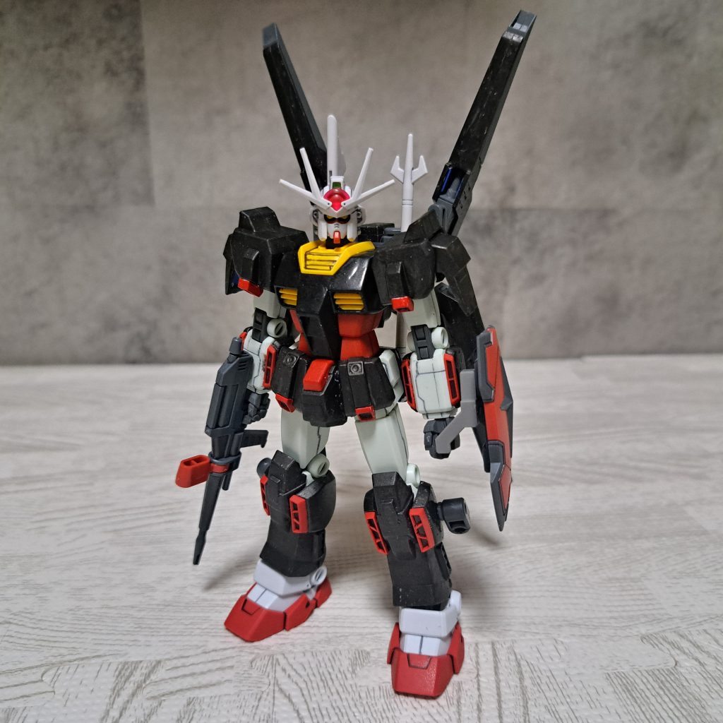 本体の色はラーガンダムに合わせて、リバイブ版RX-78の胴体とフォーエバーガンダムの両肩と腰と足アーマーは黒鉄色に塗装しました。