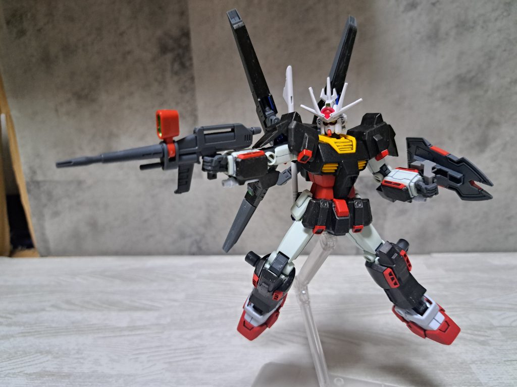 頭とバックパックと武器はラーガンダム。胴体、両腕、両足と腰アーマーの一部はリバイブ版RX-78両肩、足首から下、腰アーマーの一部、バックパックはフォーエバーガンダムを使いました。フォーエバーガンダムにありました胴体アーマーは外見重視と可動を考え、あえて着けません。