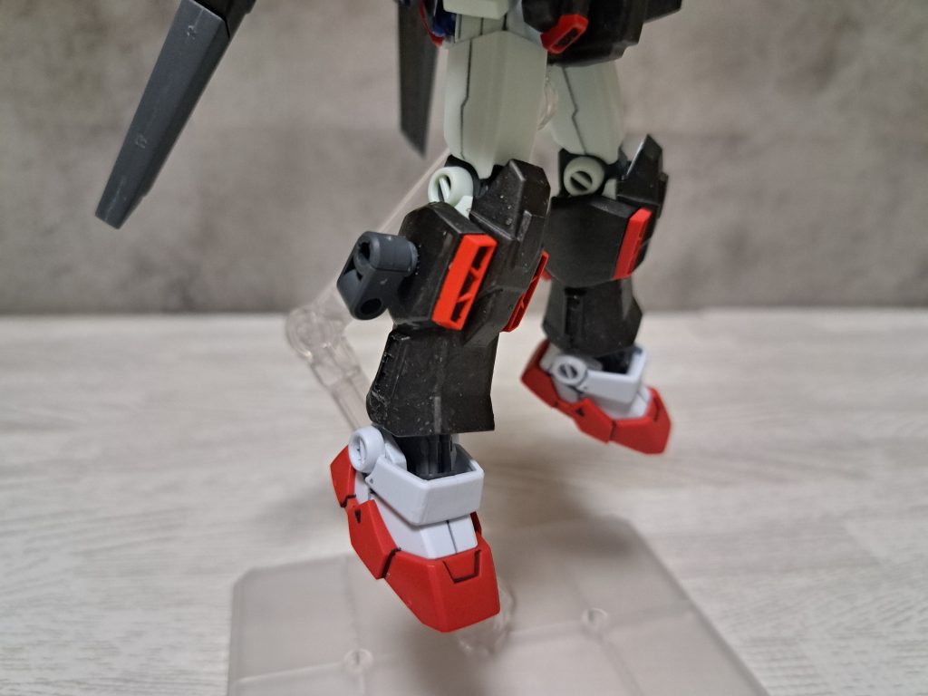 ラーガンダム改型にありました、バーニア兼ハードポイントをフォーエバーガンダムにも追加したかったので、足を改造して30MMシリーズのジョイントを使いました。