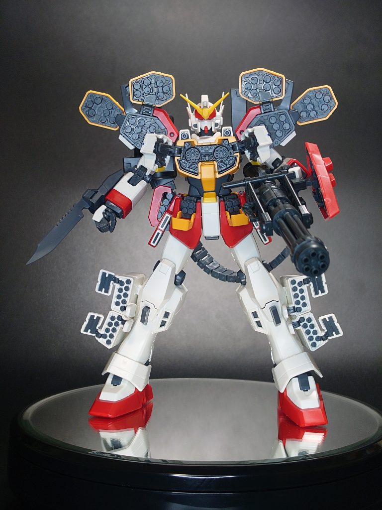 素組ハッチフルオープン状態ミサイルやガトリングがこのままでは寂しい感じです。ミサイル弾頭は別パーツなので塗分けもしやすい分割がされています。この辺はMGらしい配慮がされていると感じました。
