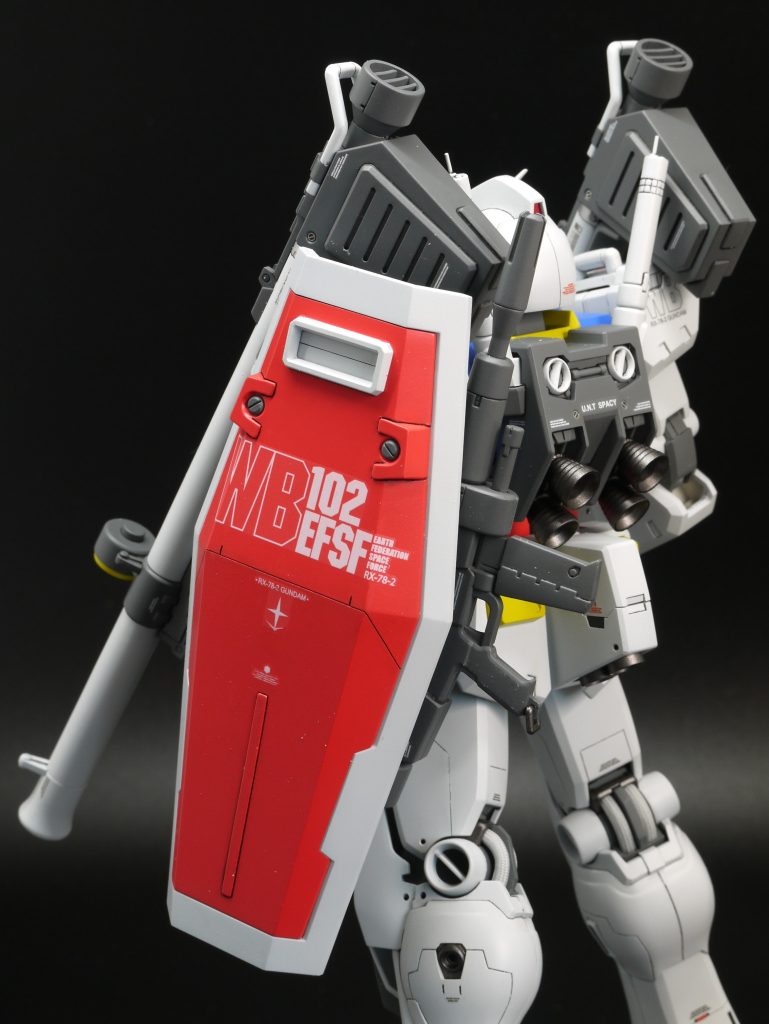 ●武器・シールドとバズーカを1セット追加・バズーカを肩に担げるようにグリップの角度を変更 グリップは可動式ではないので、担いでいない時は設定画と異なります。 保持力はほぼないので、グリップと肩でバランスを取っています。・ビームライフルをシールド裏に取り付けられるようにマグネットを追加・シールド裏の予備ビームサーベルはプラパイプから自作 はめ込む際に塗装が剥がれているはずですので、外さないことを推奨します。