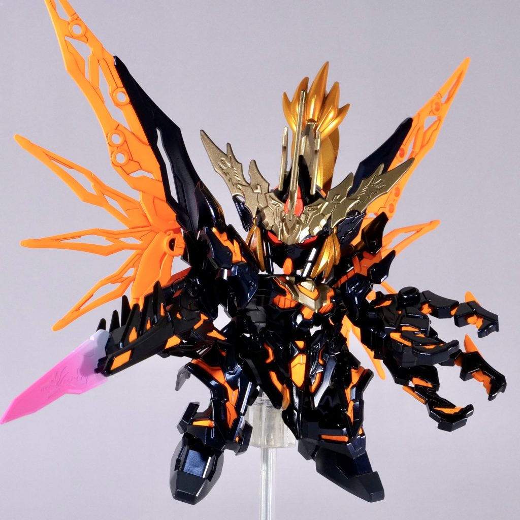 装甲とサイコフレームのコントラスト比がエグくてUVライト無しでも十分にカッコイイっす!