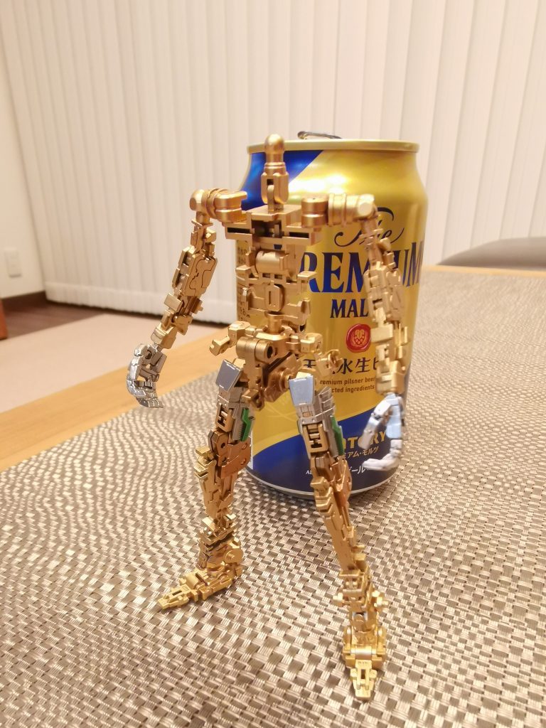 せっかく金色に塗装したのですが完成するとフレームはほとんど見えなくなってしまいました。