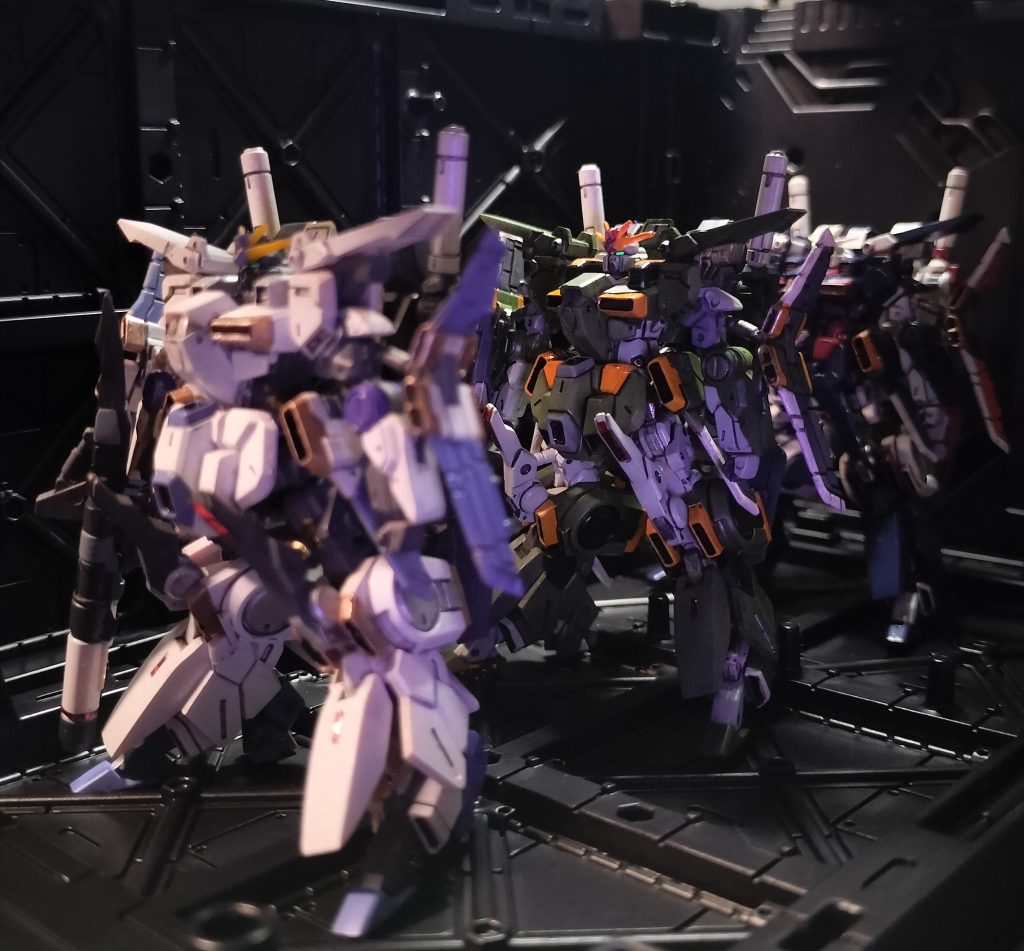 12.    【ウラバナシ】先のFA-78-8aでZZを“中の人”ではなく“中に人”とした自分の妄想設定が楽してくなってしまい、他の二体のZZもあくまで“中に人”がいるフルアーマー・ガンダムΘと言い張るため(笑)、レジェンド・フルアーマーガンダムのカラーリングをオマージュして、試作されたアドバンスドG・アーマーのフル・アーマー・ガンダム3機、とした今回です。