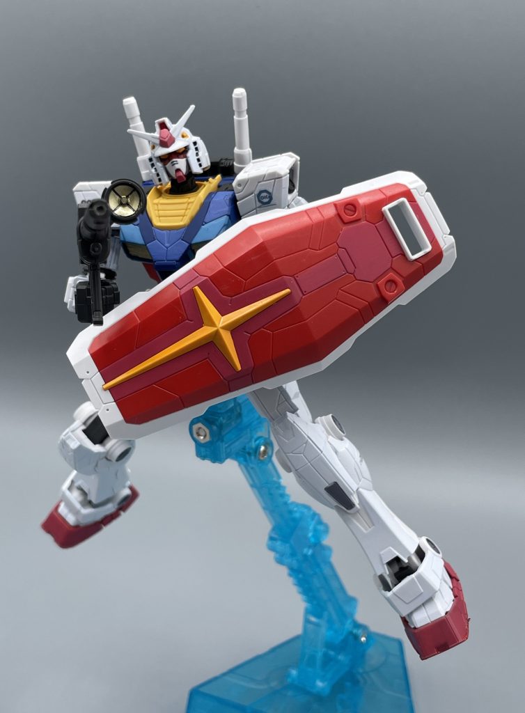 バキューン!!! ガンダム本体は、モールドも細かく成形色も非常に美しいです。よって、筆塗りでベタ塗りせず、一部成形色を生かした塗装にしています。それによって、2色の白、赤、黄色、そして3色の青となるよう塗り分け、RGっぽさを狙っています。