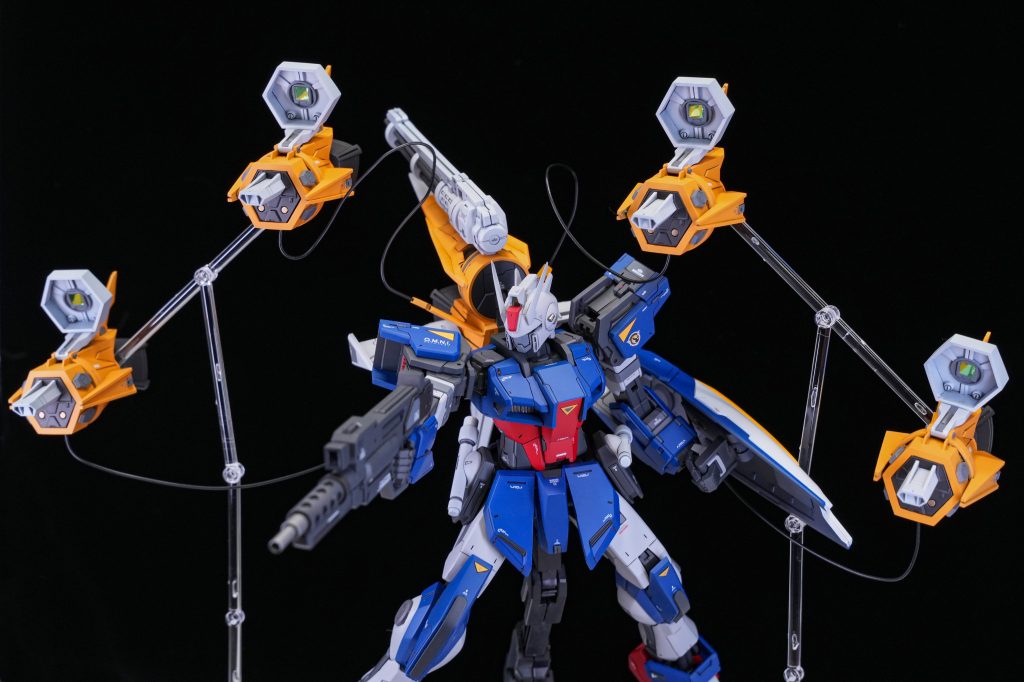 本体含めMG基準にするにあたり、ガンバレルストライカーの変形と、HGでは差し替えで再現されていたポッドの蓋部分を差し替えなしの稼働で再現しました 有線式ガンバレル展開の際はリード線をつなぐパーツを別で作成しそこだけは差し替え式としました