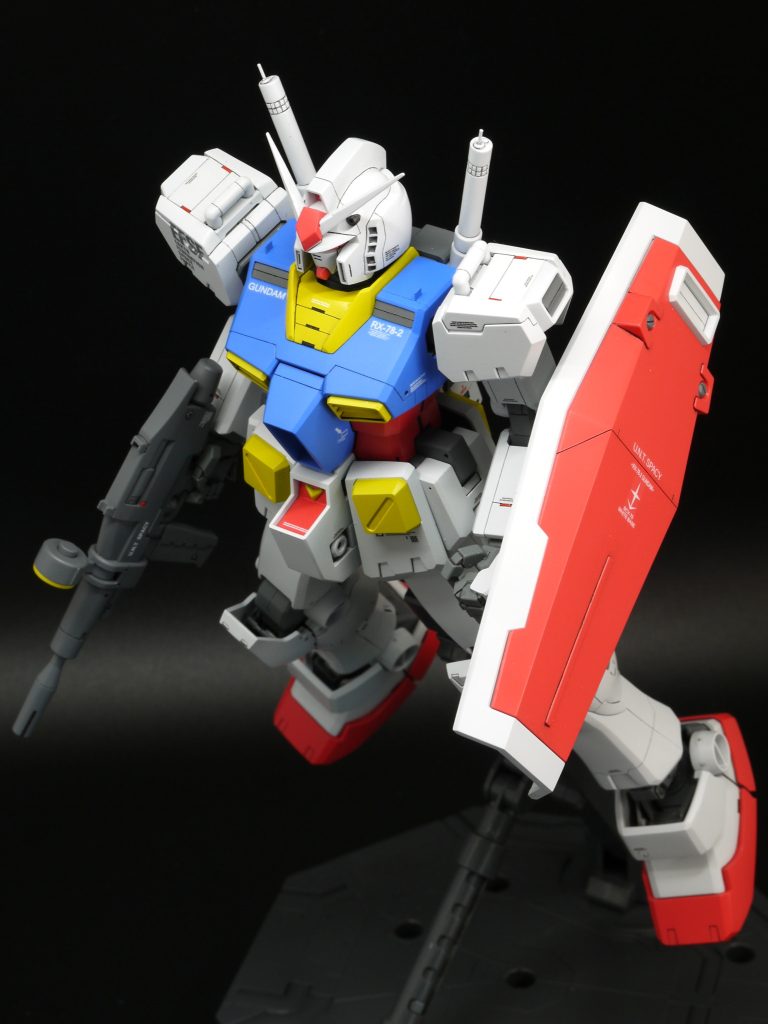 可動範囲は広いとは言えません。立ち姿勢でのディスプレイ推奨です。