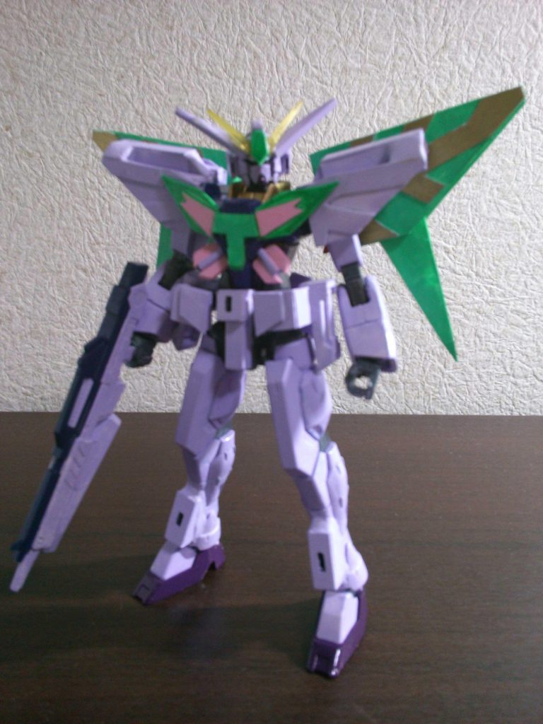 ビームライフルはνガンダムのものを流用。背部にはブースターパックを着用。胸の双葉や桜の意匠は、当時通っていた学校にちなむもの。肩に仕込んだ「F」もその名残。