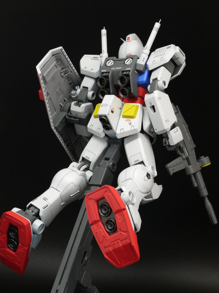 塗装は水性ホビーカラーをエアブラシで吹いています。一部筆塗りも併用しています。・ディアクティブホワイト・イエロー・サーモンピンク＋ホワイト 8:2・フリーダムブルー＋エアリアルブルー 1:1・サフ色（シールド裏）・ニュートラルグレー・焼鉄色・ツヤ消しクリアいつものトリコロールに比べて、全体的に淡くしています。最初はエアリアルブルーだけを吹いたら明る過ぎたので、いつものフリーダムブルーと混ぜて上から吹いたらちょうどよくなったと思います。