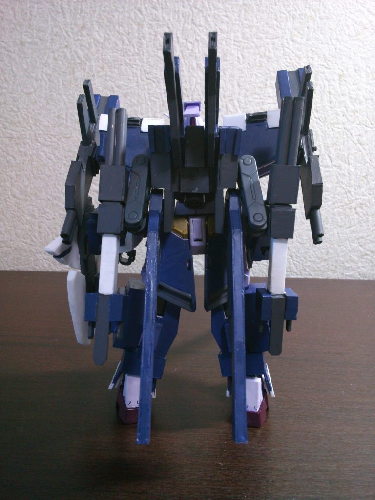 全身が武器庫。すべて紹介しきれないので、特にお気に入りの部分を。