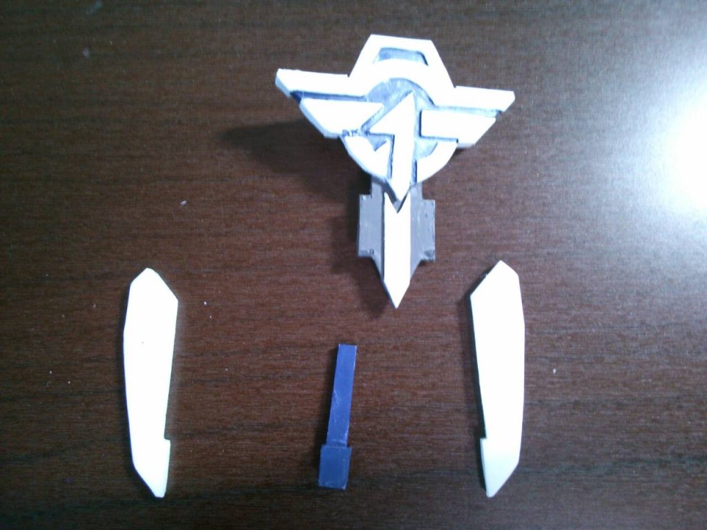 シールドからビット×2とビームサーベルを分離可能。シールドの意匠は生まれ故郷の町章がモチーフ。