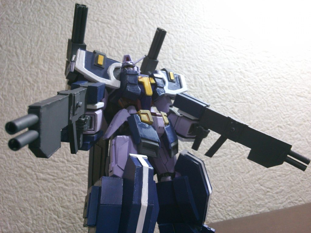 両肩のバルカンは着脱可能。