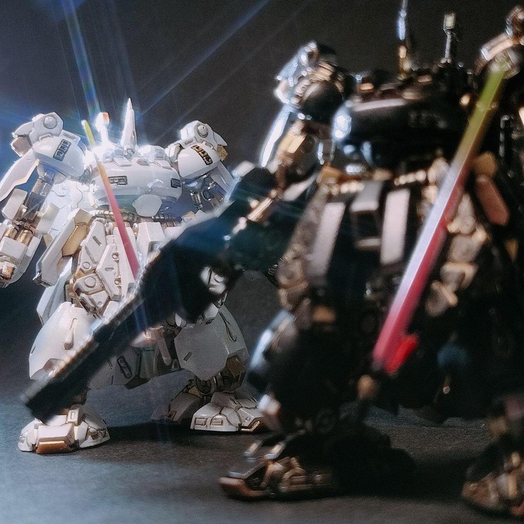 15.    ジュピトリス系のMSって、ワタシはメッサーラ以外カラーリングが好きじゃないんです。なので、フレームを金に、カウリングを黒と金でゴージャスにしてみました。重モビルスーツの存在感を増幅できたなら、成功かなあ。