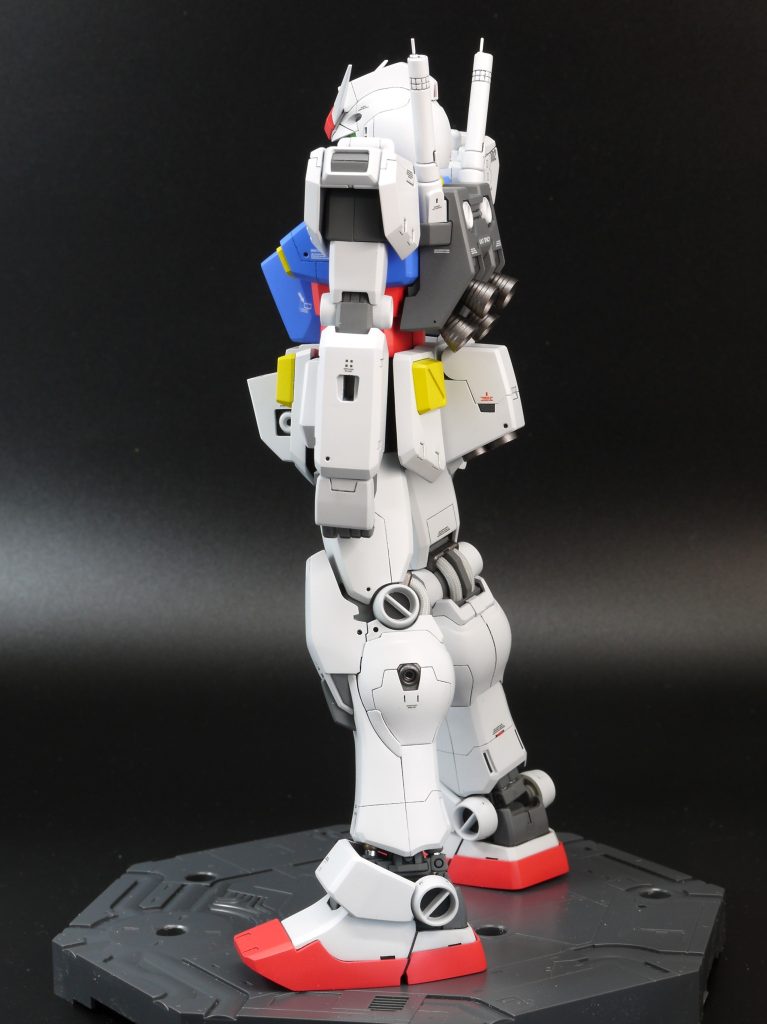 ●腰ジムカスタムのものをベースにフロントスカートとフンドシのデザインを1/72作例に寄せました。・フロントスカートを0.8mm延長し、さらにバンダイエッジを消す際に下端を約0.5mm延長・フロントスカート正面と側面にかかるC面を削除・黄色ブロックはVer.Kaのものを使い、コーナー部に配置するようにスカート形状を変更・フンドシを形状変更し、前方に拡大・サイドスカートはVer.Kaのものを使い、フレームに対して外装を下側に2mm移動 残念ながらほぼ動きません。ついでに腰も回りません。・リアスカートはVer.Kaのものを2.4mm延長・おしりはVer.Kaのものを移植し、後方に5mm拡大、下側バーニア部を約1.5mmカット・バズーカラッチを開くと中が丸見えなので、プラ板で目隠し・股関節ブロックを上下反転することで脚を約5mm延長