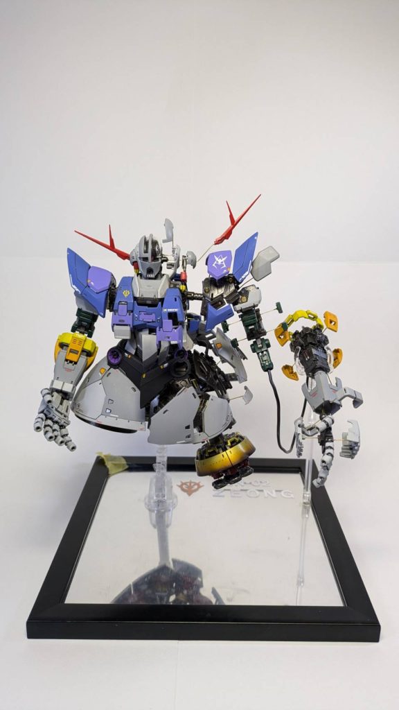 同時投稿のウイングゼロが予定より早く終わって、もう1個制作しました。ＲＧの内部フレームを活かすため、ベース福岡の外装をパージしたMGEXストフリの作例を参考に半分外装パージさせて見ました。