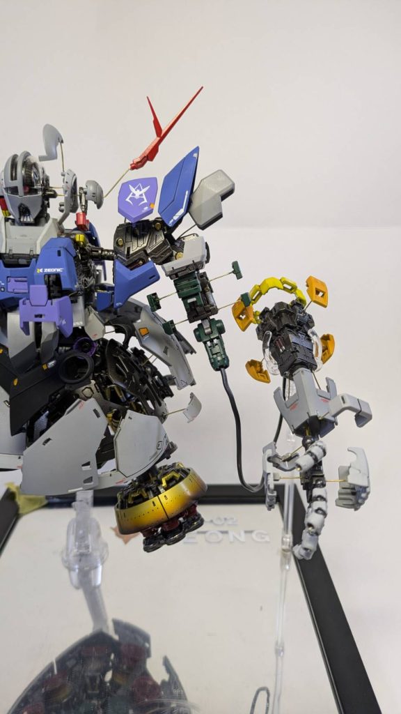 左半身。内部フレームを活かして針金で外装をパージさせました。