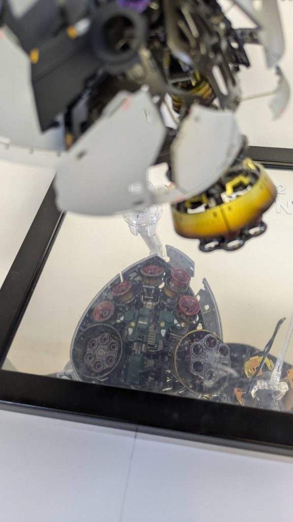 土台。ミラーシートを貼って脚部スカート内バーニアがよく見えるようにしました。ただ、展示では上に置いてあってほとんど意味なかったです💦