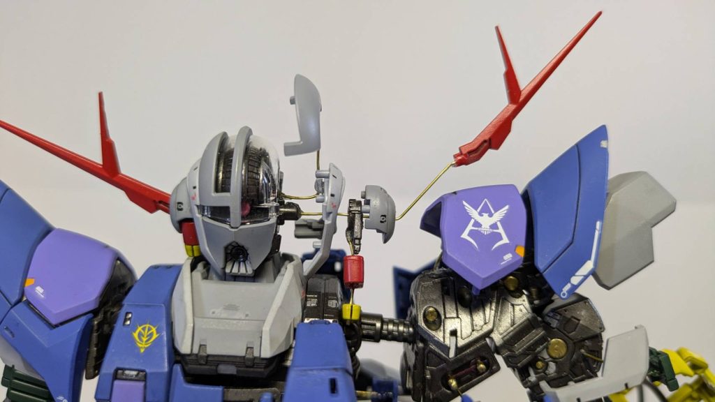 上部アップ。頭部の展開させるスペースが少なく、違和感なく針金を通して展開させるのが手こずりました。