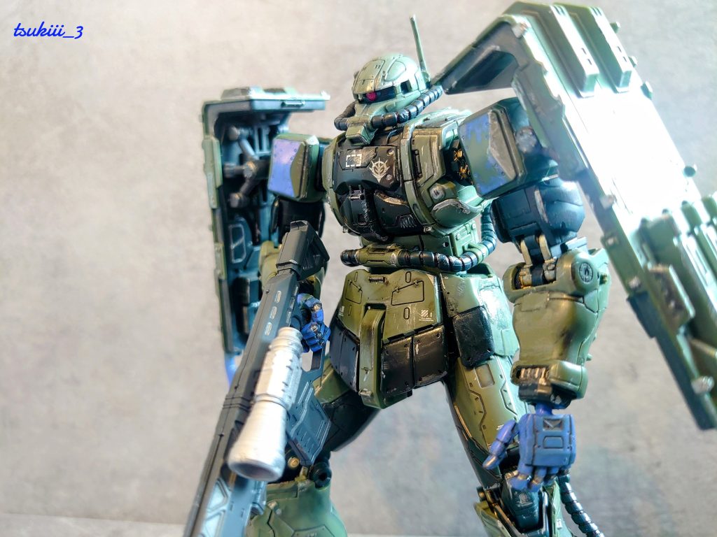 日光で撮影。肩部もチームカラーの青塗装としましたが、左肩は塗装が削れた表現としています。ライフルのスコープは後付したような表現にしたかったので、目立つシルバーにしています。