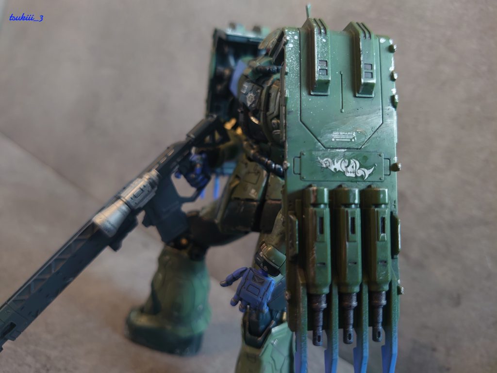 レッドウルフのようにエンブレムがあってもいいと思いつつ、劣勢の状況からエンブレムの自由度が上がったという過程で、スカルマークを貼り付け。軍の統制が取れなくなってきているような表現ですね。