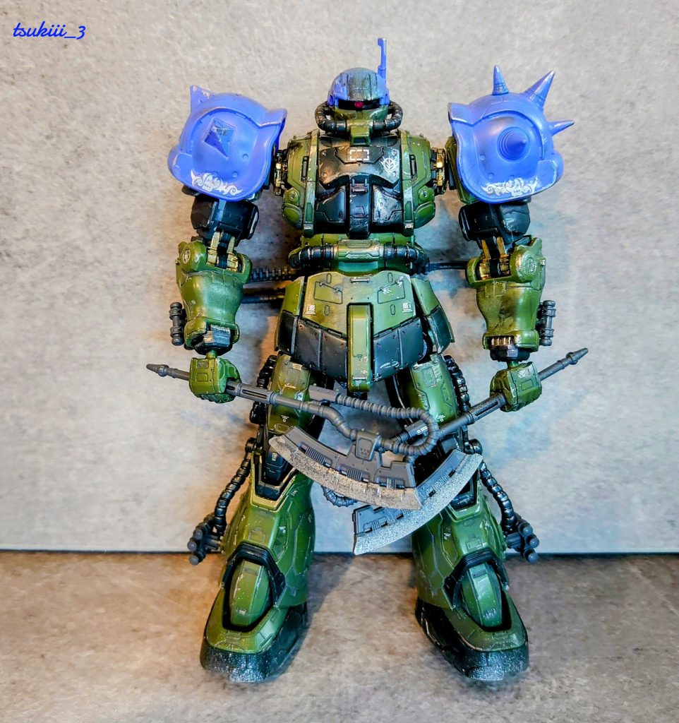 スパイクアーマーをチャブス機のものとノーマルで両肩に装備。一応ザクマシンガンは背部に装備しましたが、メイン武器は両手にヒートホークとしました。