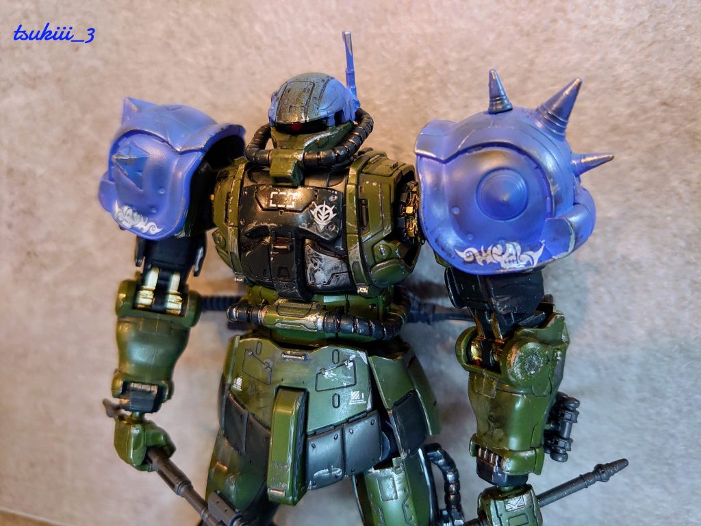 カラーリングは、前回と同じチームカラーの青をスパイクアーマーと頭部側面に配色。アンテナにも配色して個性を出しました。ベースカラーは艶出しコートのみ。エンブレムは前回と同様にスカルマーク。ウェザリングはコックピット・上半身を中心に。スパイクアーマーにも傷をつけました。