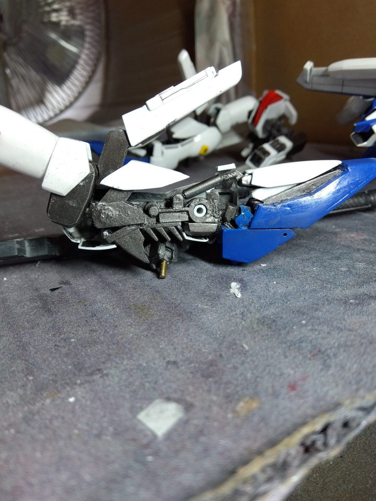 内部構造は、こんな感じです。キットのふくらはぎスラスターのパーツと足首接続のパーツを繋げて、その上に色々取り付けています。脛アーマーのスライドは、物理的に無理だったので、MGを参考に、クランク関節にしました。膝関節は、3重関節になっており、ボマーとクルーザーの違いにも対応出来ます。